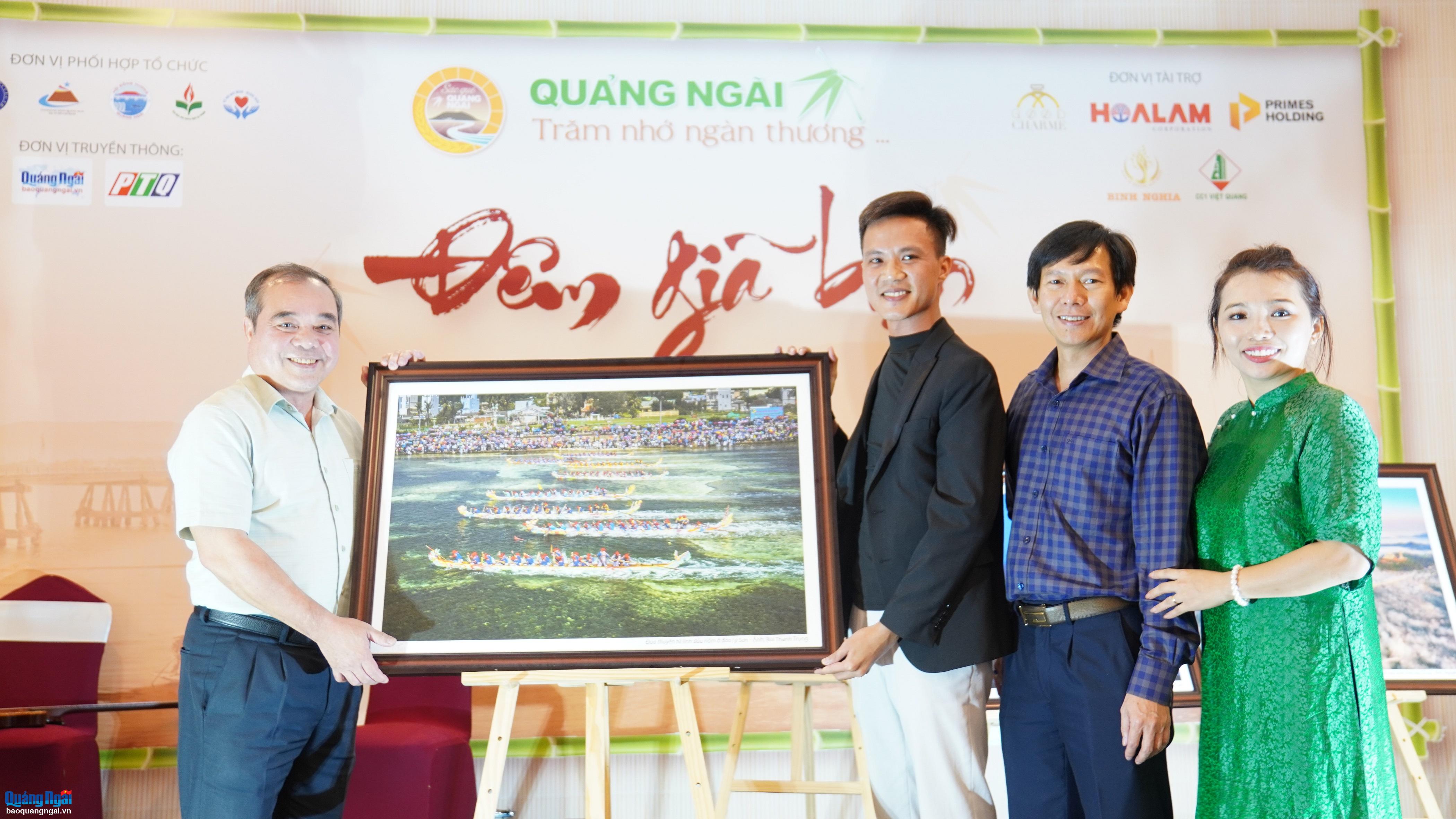 Đấu giá thành công 44 bức ảnh về quê hương Quảng Ngãi