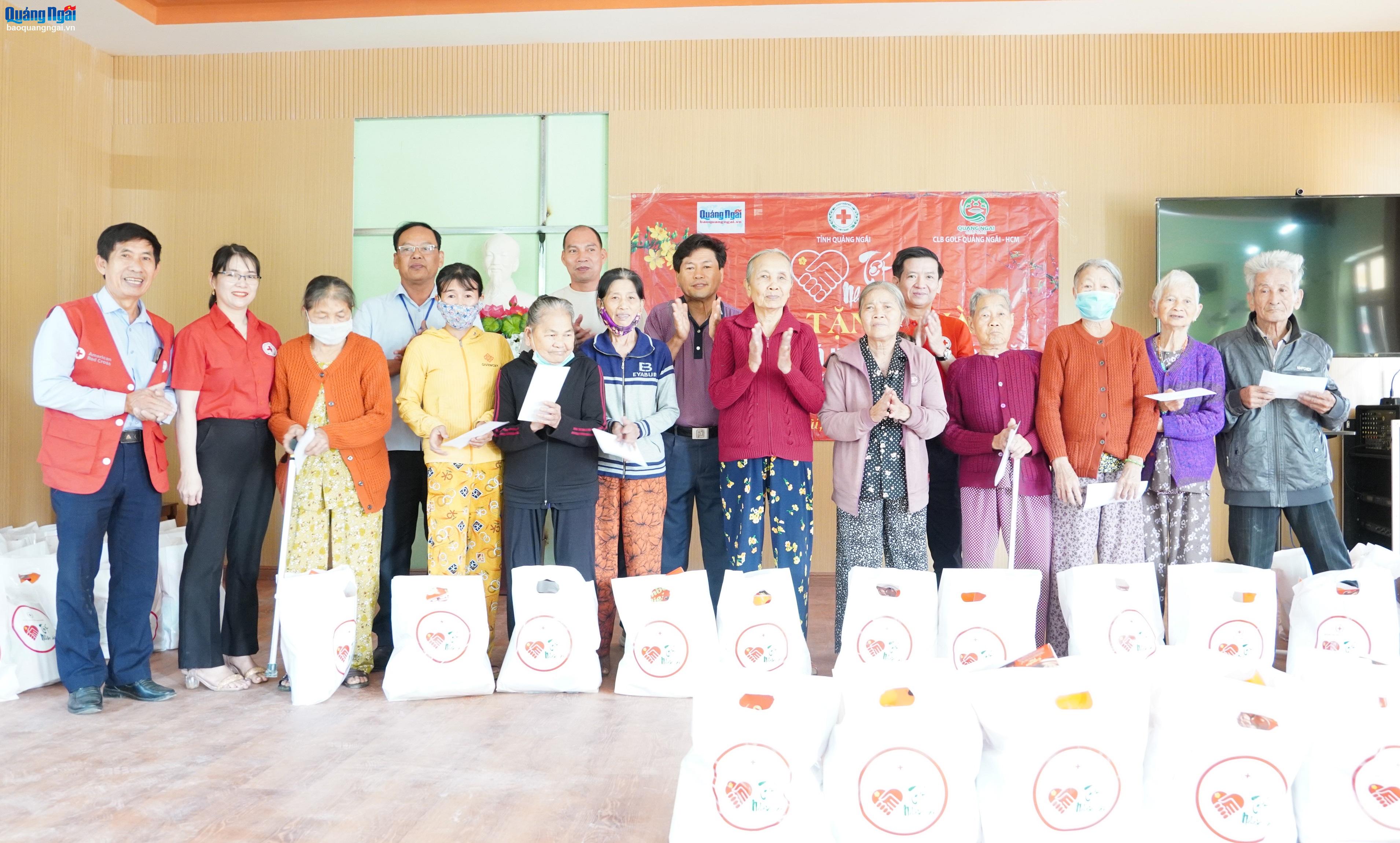 Trao quà Tết cho người dân và trẻ em có hoàn cảnh khó khăn