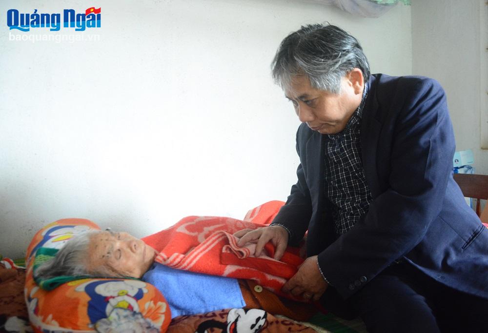 Trưởng ban Tổ chức Tỉnh ủy Lữ Ngọc Bình thăm, tặng quà Tết tại huyện Mộ Đức