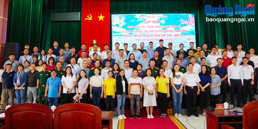 Gặp mặt đoàn công tác đi thăm, chúc Tết nhà giàn DK1