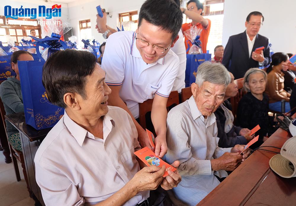 Tặng quà Tết cho người dân xã Đức Chánh