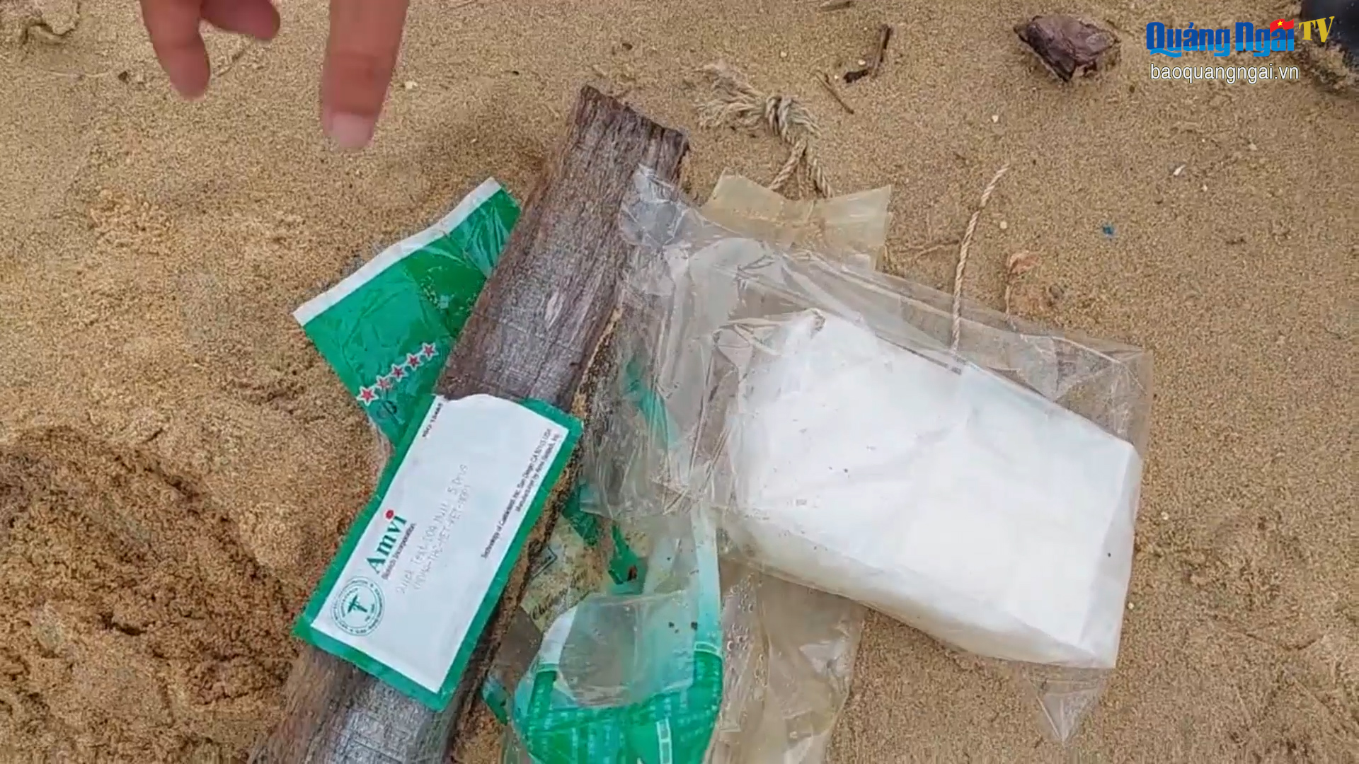 Video: Quảng Ngãi tiếp tục phát hiện ma túy trôi dạt vào bờ biển