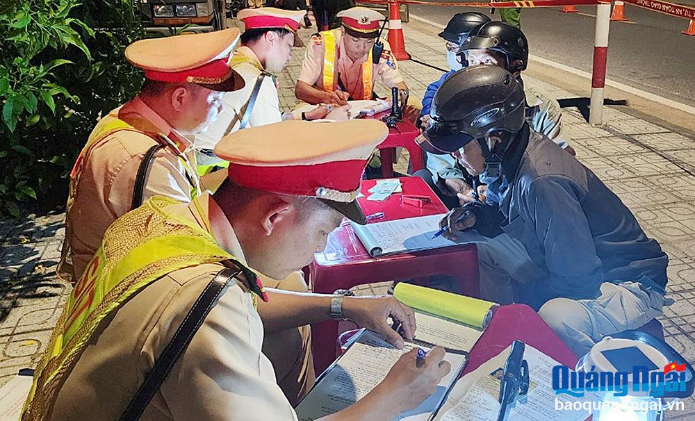 Chấp hành quy định về trật tự, an toàn giao thông