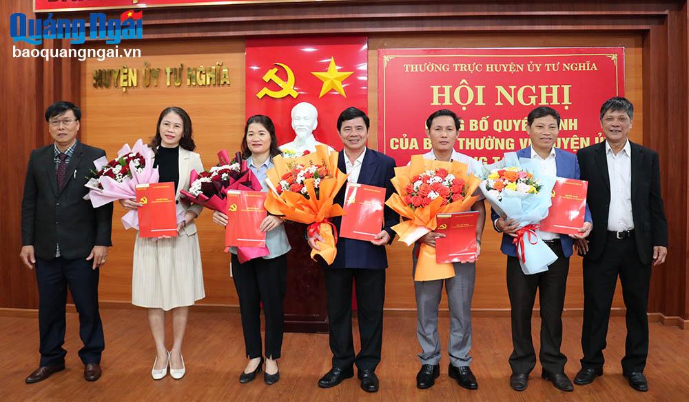 Tư Nghĩa: Công bố quyết định luân chuyển, điều động cán bộ