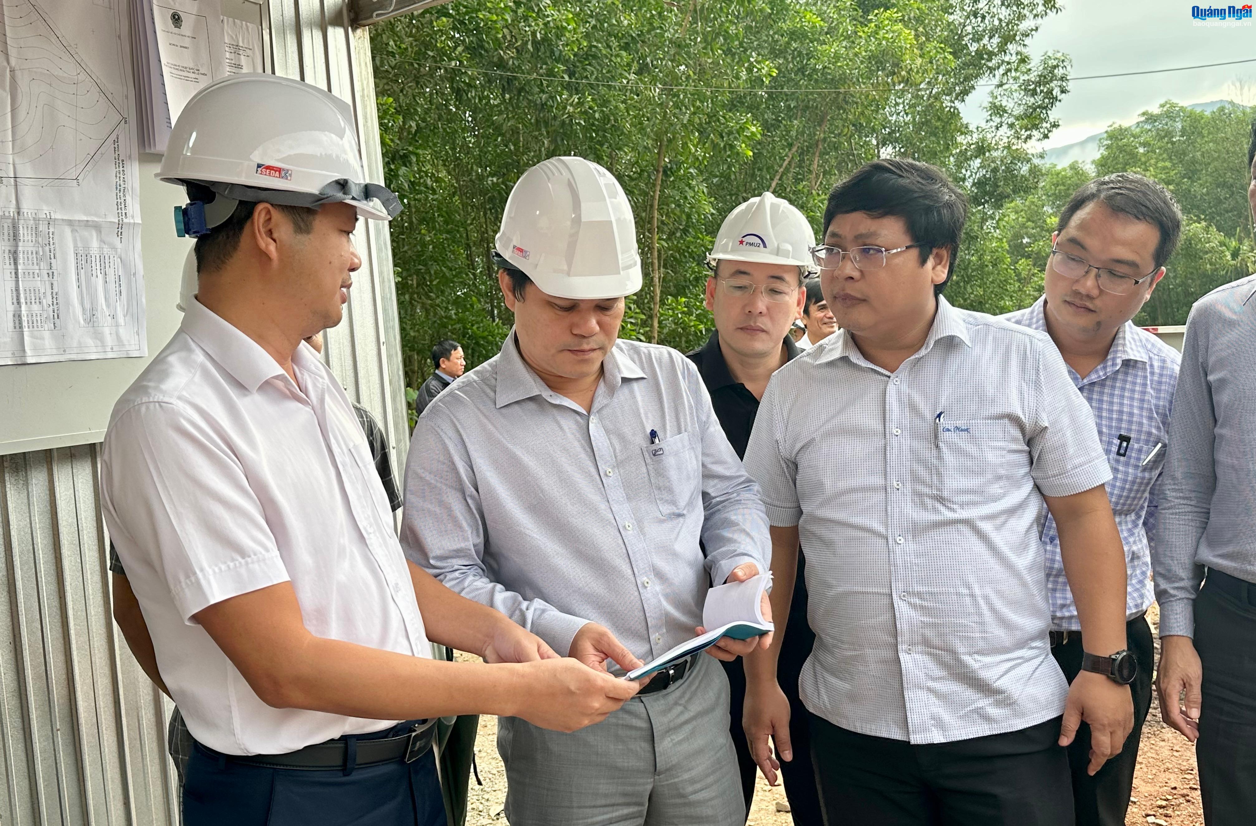 Kiểm tra mỏ vật liệu phục vụ thi công cao tốc Quảng Ngãi - Hoài Nhơn