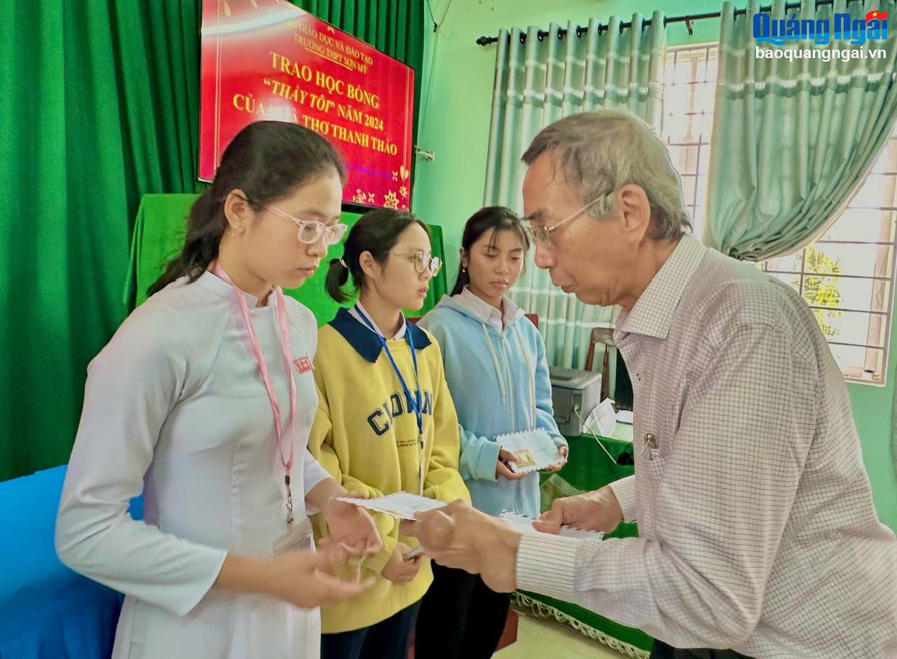 Nhà thơ Thanh Thảo trao học bổng “Thầy tôi”