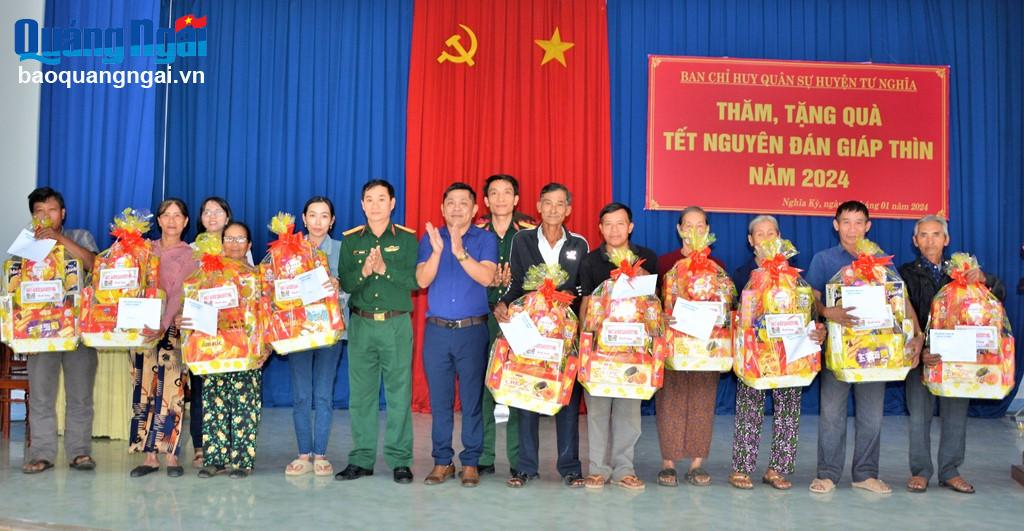 Tặng quà Tết cho gia đình có hoàn cảnh khó khăn ở huyện Tư Nghĩa