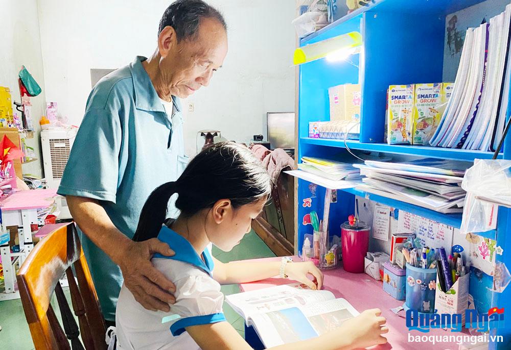 Khi bố mẹ làm ăn xa