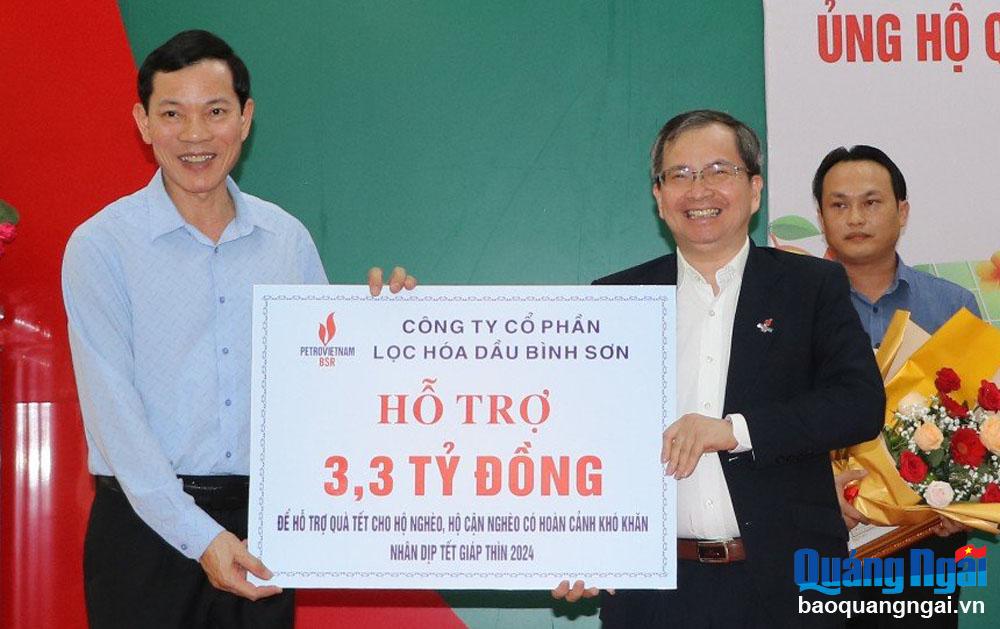 Tiếp nhận kinh phí hỗ trợ quà Tết cho hộ nghèo