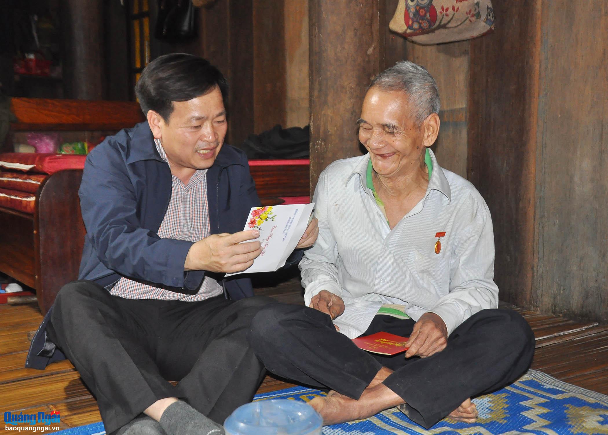 Phó Chủ tịch Thường trực HĐND tỉnh Nguyễn Cao Phúc tặng quà, chúc Tết tại huyện Sơn Tây