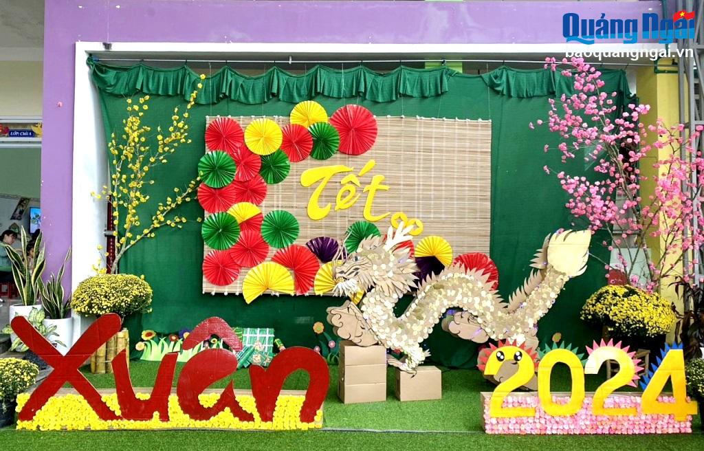 Trang trí tiểu cảnh linh vật rồng đón Tết từ đồ tái chế