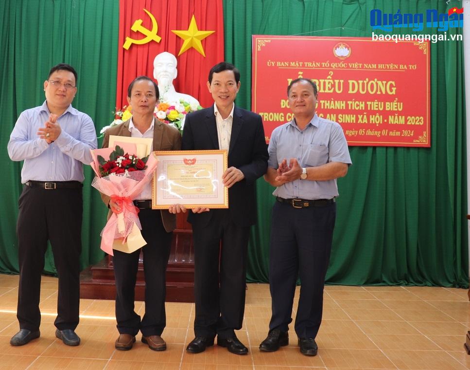 Tặng Bằng khen cho Bệnh viện Mắt Kon Tum