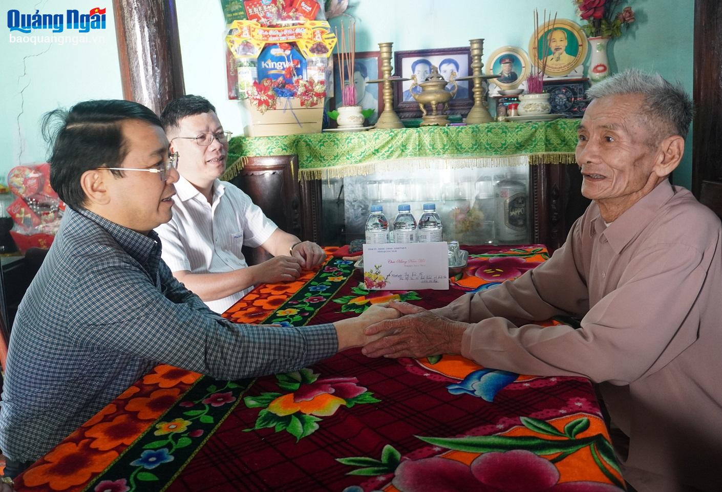 Thăm, chúc Tết gia đình có công với cách mạng tại huyện Bình Sơn