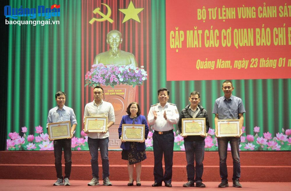 Bộ Tư lệnh Vùng Cảnh sát biển 2 gặp mặt cơ quan thông tấn, báo chí