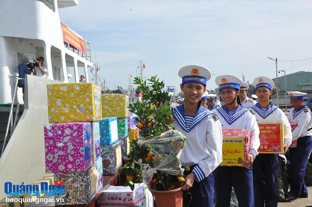 Mang Tết đến các nhà giàn DK1