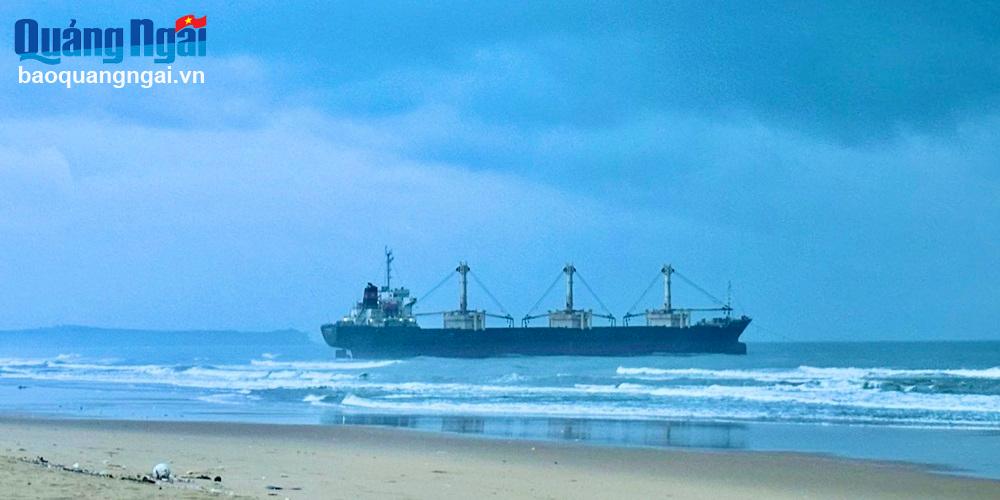 Giải cứu thành công tàu chở hàng mắc cạn