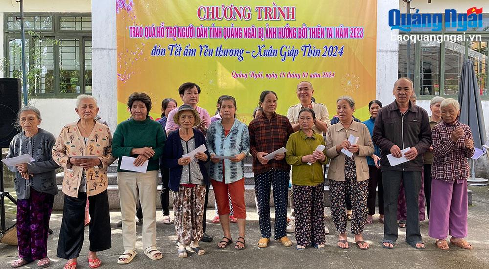 Hỗ trợ 1.129 suất quà cho người dân có hoàn cảnh khó khăn