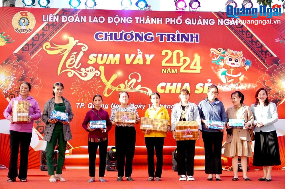 350 phần quà Tết sum vầy đến với đoàn viên, người lao động khó khăn