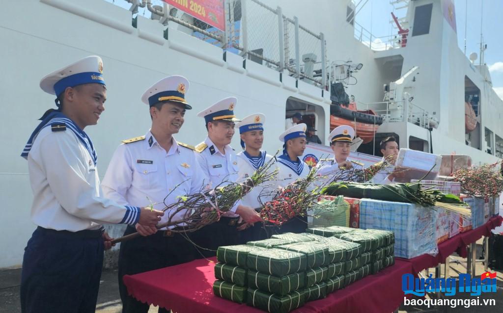 Mang hơi ấm ngày Tết ra đảo
