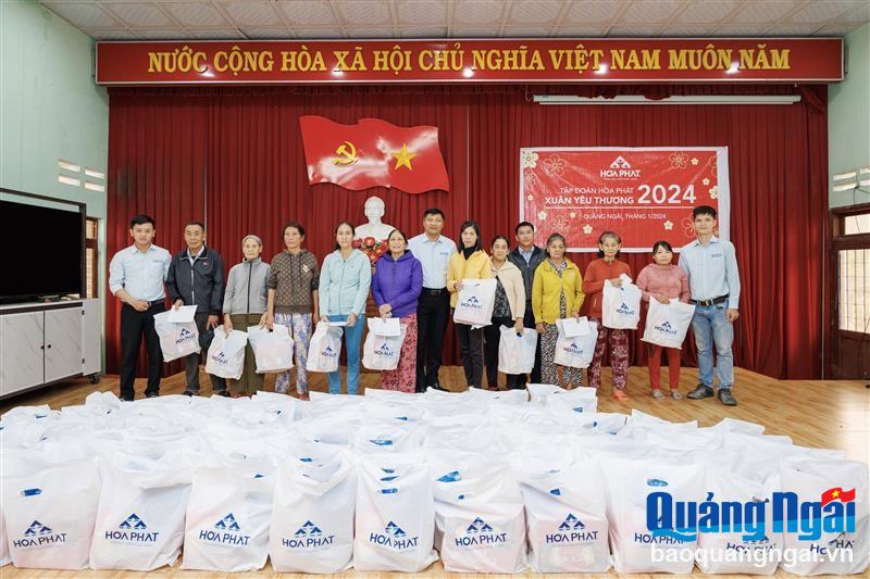 Tập đoàn Hòa Phát Dung Quất tặng 460 suất quà cho người nghèo