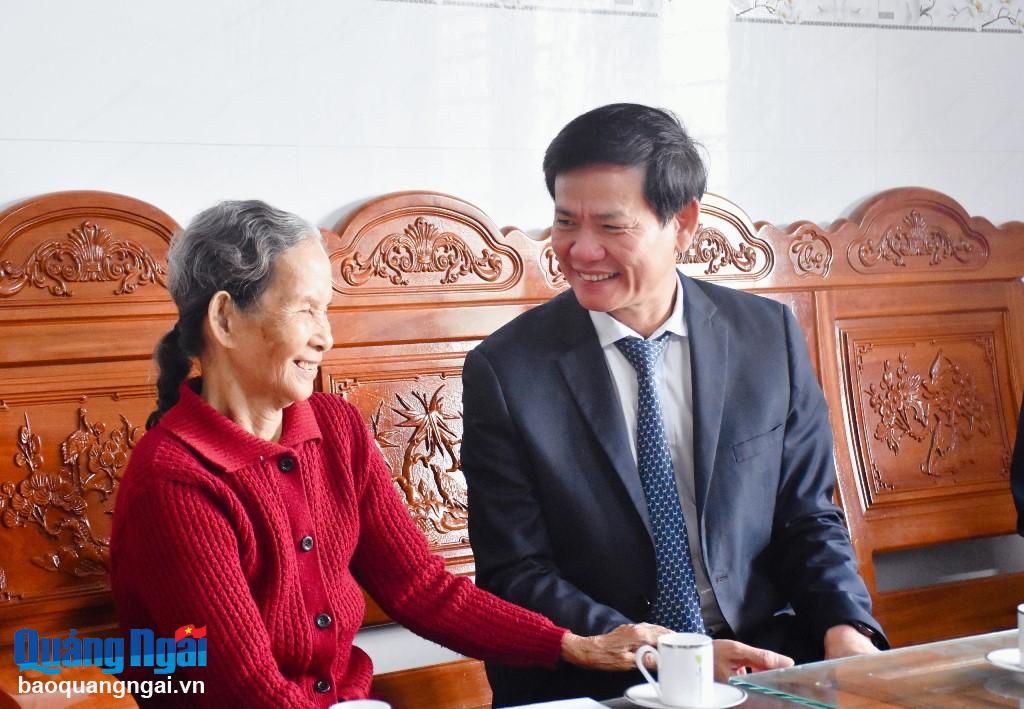 Thăm, chúc Tết gia đình có công với cách mạng tại thành phố Quảng Ngãi