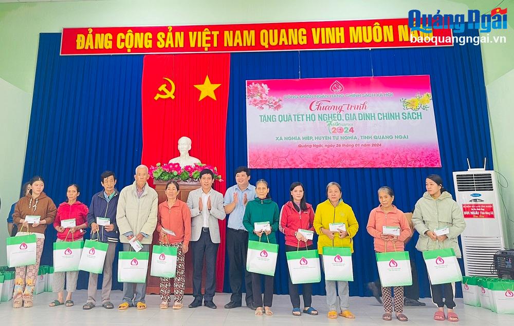 Trao quà Tết và bàn giao nhà đại đoàn kết cho người dân xã Nghĩa Hiệp