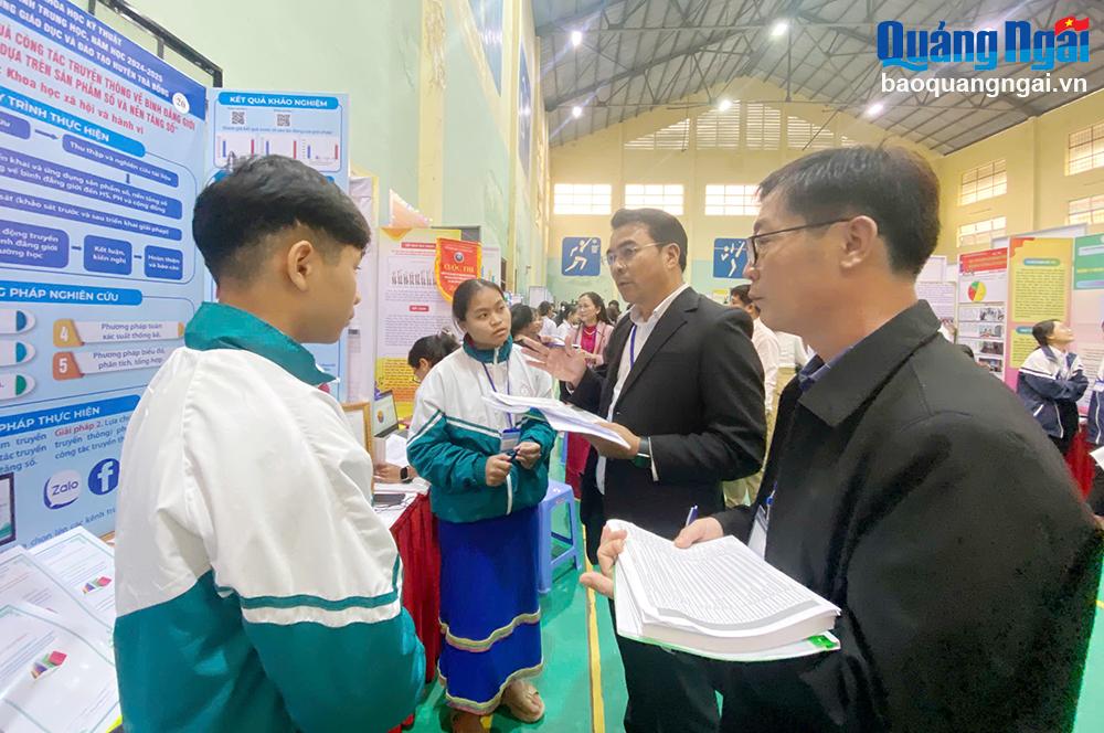 Khai mạc Cuộc thi nghiên cứu khoa học, kỹ thuật học sinh trung học cấp tỉnh