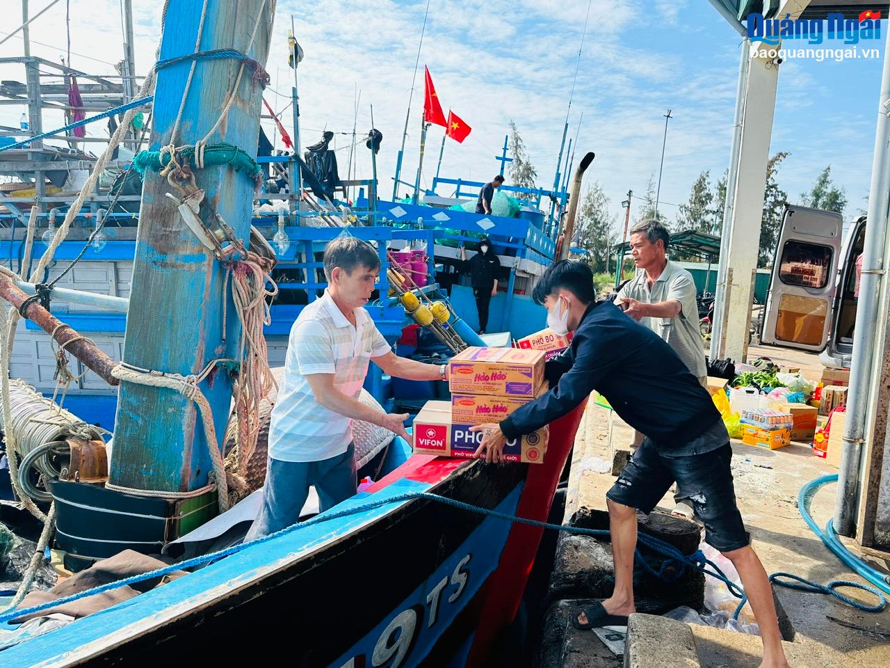 Ngư dân bám biển xuyên Tết