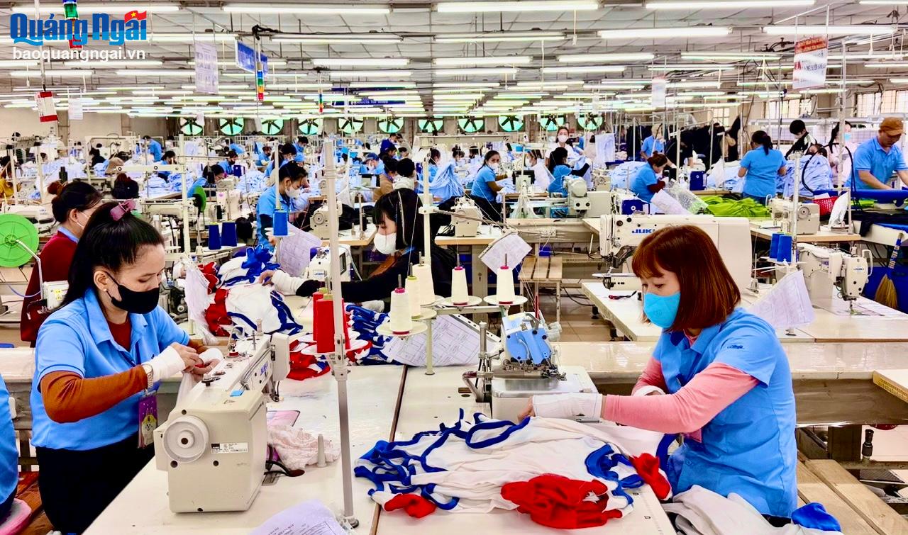 Doanh nghiệp tăng ca sản xuất, tăng thưởng cho người lao động