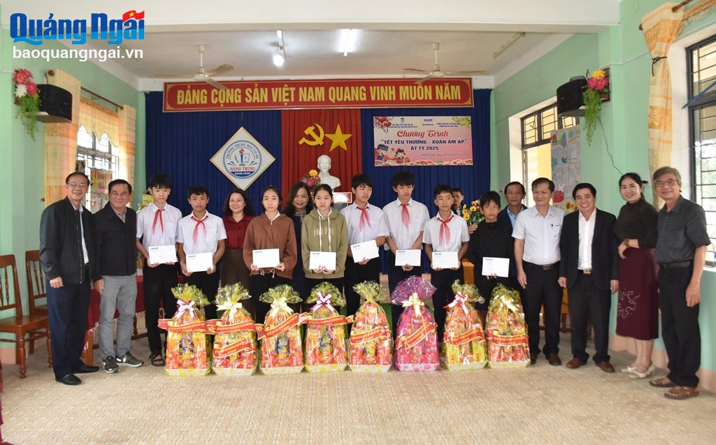 Tặng 150 suất quà Tết cho học sinh hiếu học, hội viên nông dân nghèo ở huyện Nghĩa Hành