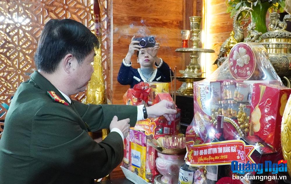 Thăm, tặng quà Tết gia đình người có công với cách mạng tại TX.Đức Phổ