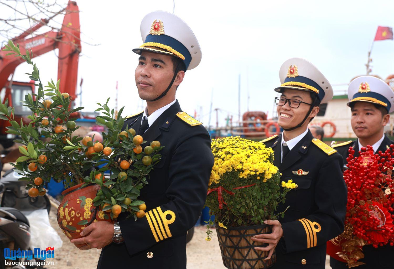 Xuân đến sớm với cán bộ, chiến sĩ và nhân dân ở Lý Sơn