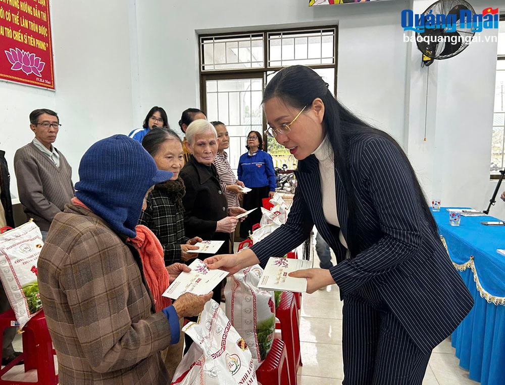 Bí thư Tỉnh ủy Bùi Thị Quỳnh Vân thăm, tặng quà Tết tại xã Tịnh Giang