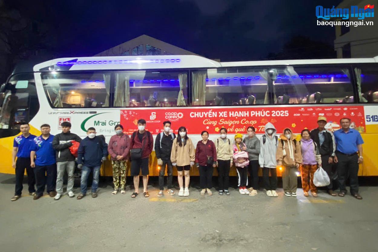 Saigon Co.op đưa gần 200 người Quảng Ngãi về quê đón Tết
