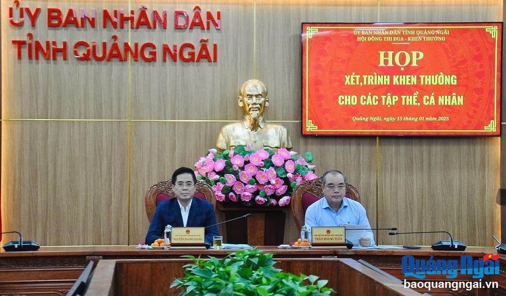 Họp xét, đề nghị khen thưởng cho các tập thể, cá nhân