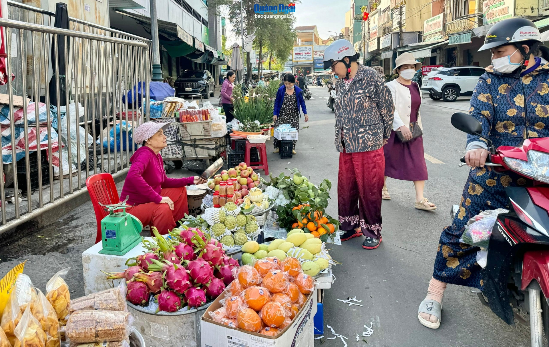 Mùng 3 Tết, các chợ truyền thống nhộn nhịp trở lại