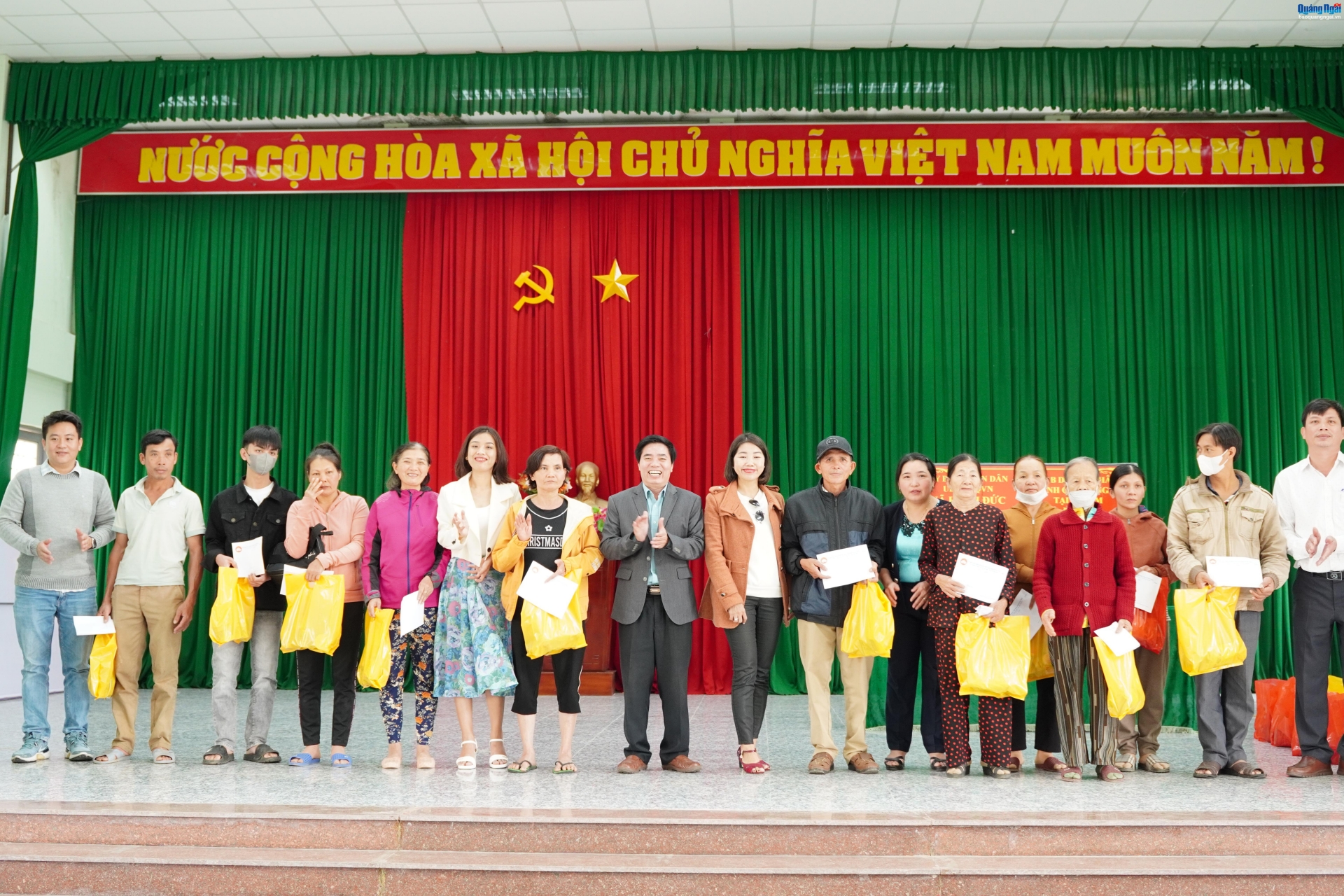 Trao 200 suất quà Tết cho người dân có hoàn cảnh khó khăn