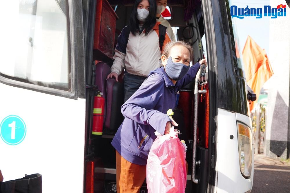 Chuyến xe miền Trung 0 đồng đưa người nghèo về quê ăn Tết