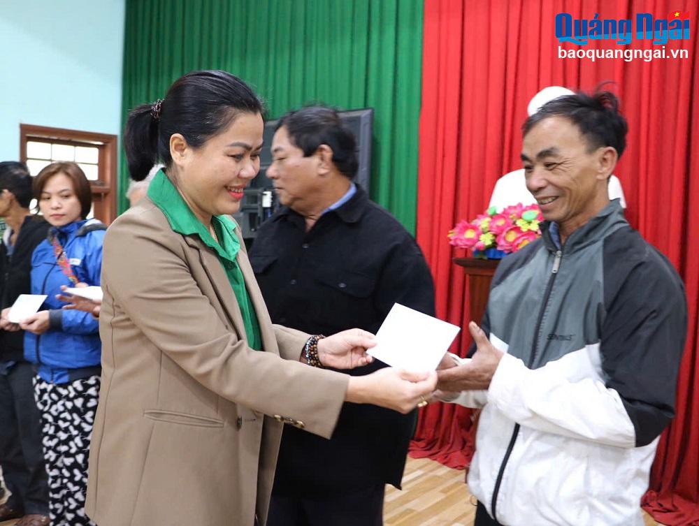 Tặng 300 suất quà Tết cho các hộ dân có hoàn cảnh khó khăn