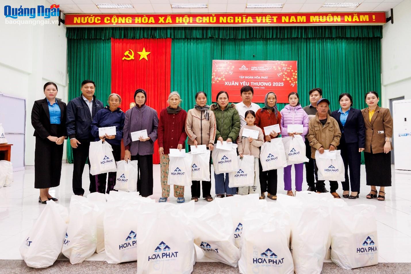 Thép Hòa Phát Dung Quất tặng quà Tết cho người nghèo