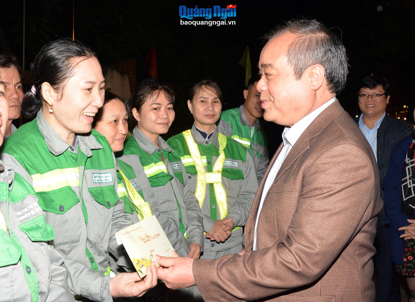 Lãnh đạo tỉnh động viên công nhân môi trường làm việc đêm giao thừa
