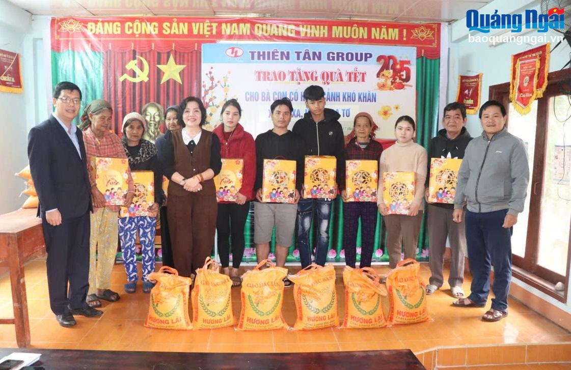 Tặng 100 suất quà Tết cho người nghèo huyện Ba Tơ