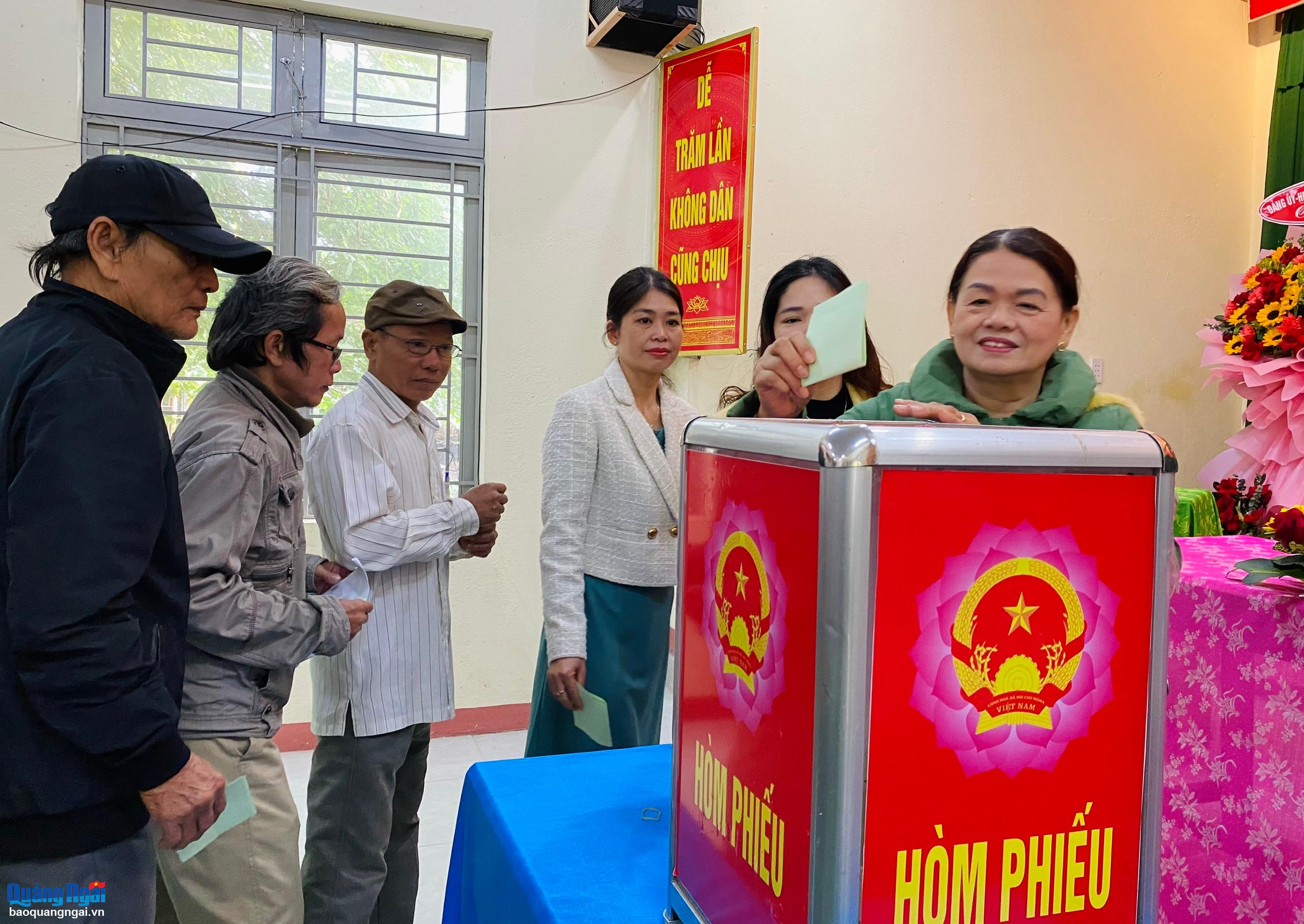 Cử tri nô nức đi bầu cử trưởng thôn, tổ trưởng tổ dân phố