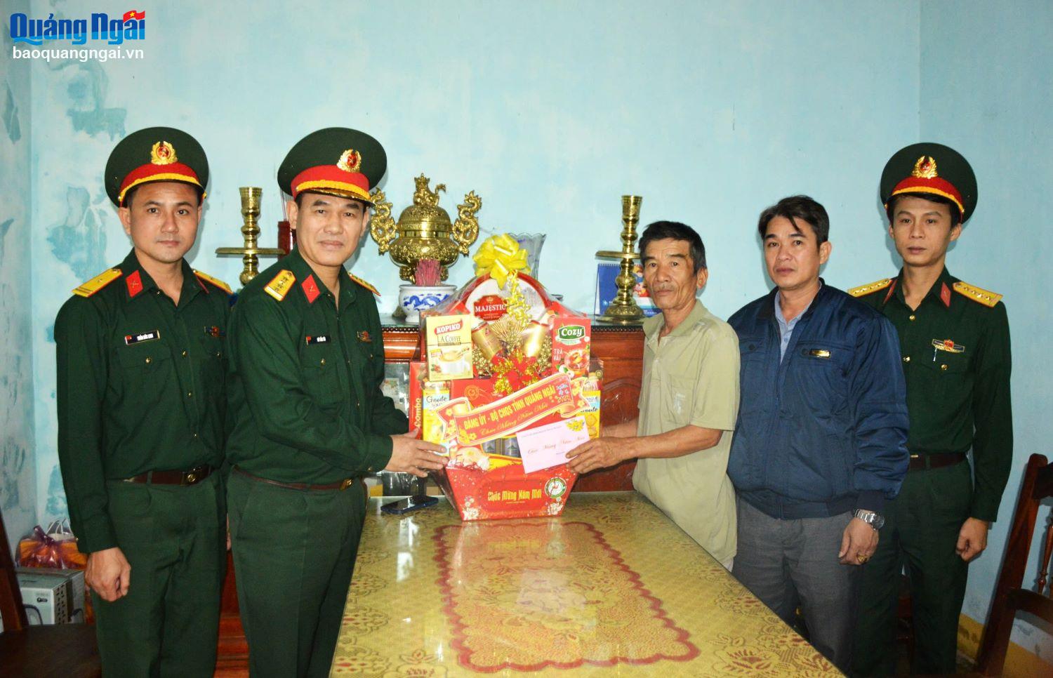 Chúc Tết gia đình chiến sĩ đang làm nhiệm vụ tại Quần đảo Trường Sa và nhà giàn DK1