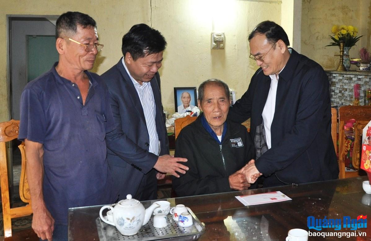 Chủ nhiệm Ủy ban Kiểm tra Tỉnh ủy Võ Văn Quỳnh thăm, chúc Tết các đảng viên trên 60 năm tuổi Đảng