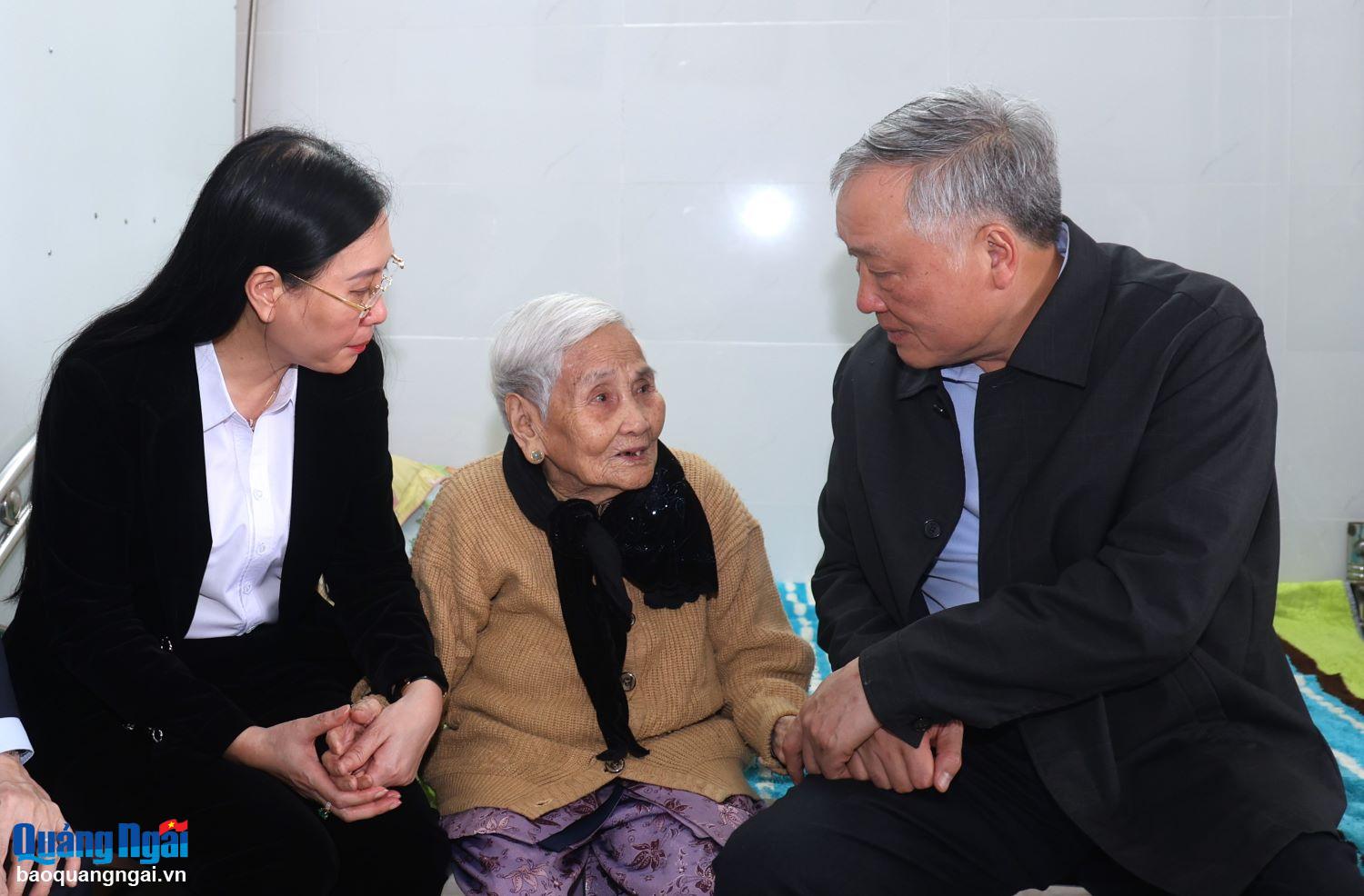 Phó Thủ tướng Thường trực Chính phủ Nguyễn Hòa Bình thăm, tặng quà Mẹ Việt Nam Anh hùng Phạm Thị Lự