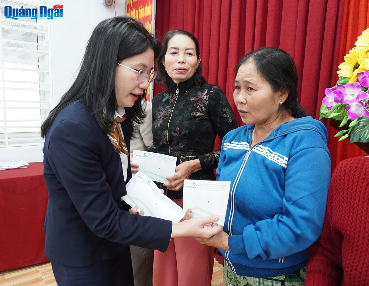 Vietcombank Dung Quất trao quà Tết cho hộ nghèo, người có hoàn cảnh khó khăn