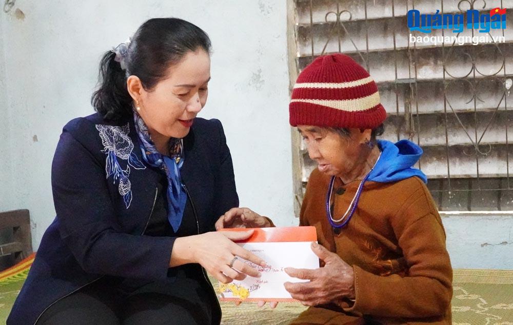 Phó Bí thư Tỉnh ủy Đinh Thị Hồng Minh thăm, tặng quà Tết tại huyện Ba Tơ