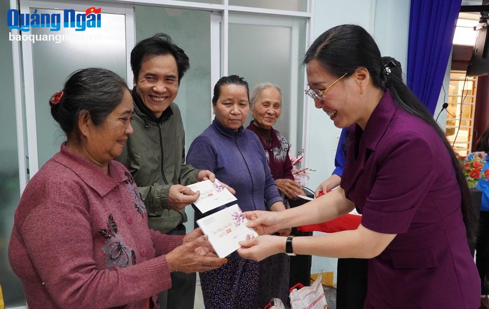 Bí thư Tỉnh ủy Bùi Thị Quỳnh Vân thăm, tặng quà Tết cho người nghèo tại phường Trần Phú