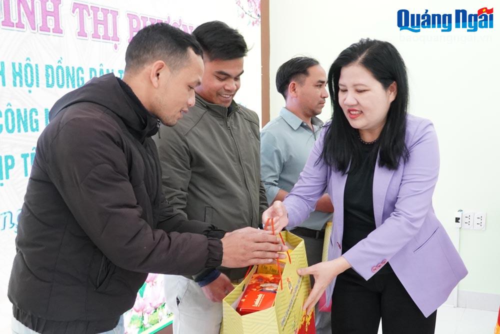 Tặng quà Tết cho đoàn viên công đoàn huyện Sơn Tây